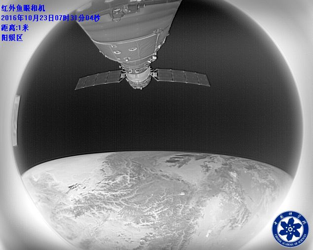 伴飞小卫星红外鱼眼相机拍摄的照片