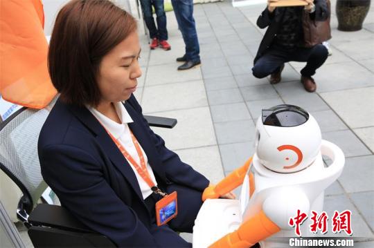 “成都造”智能机器人与人互动交流。 王爵 摄 “成都造”智能机器人与人互动交流。 王爵 摄