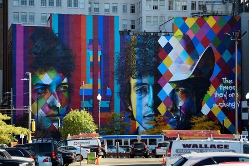 鲍勃·迪伦的海报悬挂在街头 鲍勃·迪伦的海报悬挂在街头