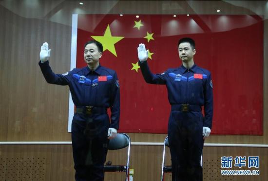 10月16日,神舟十一号载人飞行任务航天员景海鹏(左)、陈冬在酒泉卫星发射中心出席记者见面会。 新华社记者 李刚 摄 图片来源:新华网 点击进入下一页