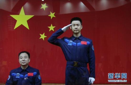 10月16日,神舟十一号载人飞行任务航天员景海鹏(左)、陈冬在酒泉卫星发射中心出席记者见面会。 新华社记者 李刚 摄 图片来源:新华网 点击进入下一页