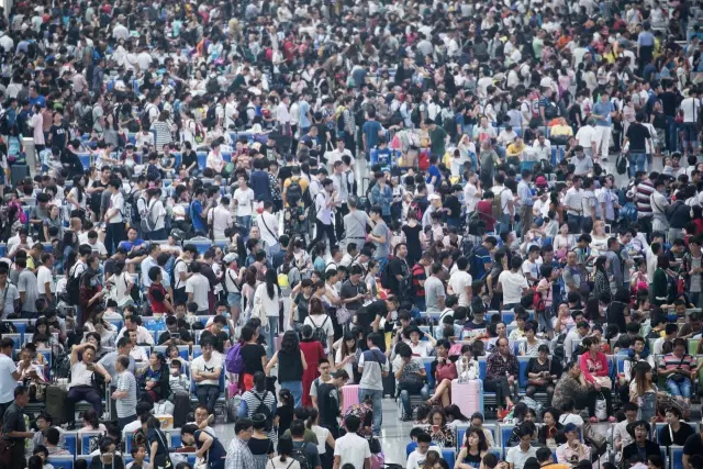 △10月6日，杭州东站迎来返程高峰，候车大厅内人山人海。（图自视觉中国）