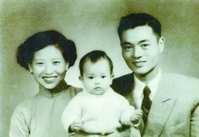 △赵小兰1岁时在台湾与父母合影