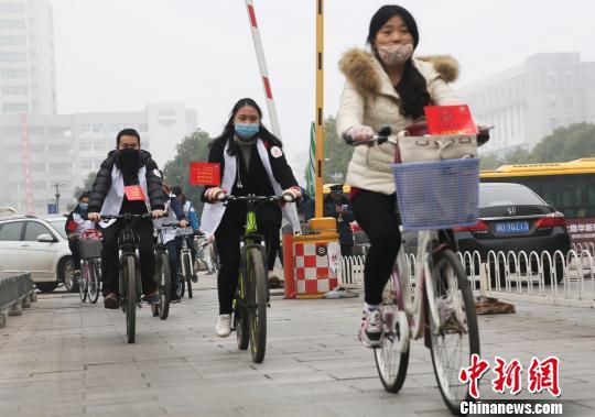 大学生扮&ldquo;艾滋病患者&rdquo;求拥抱 宣传防艾知识