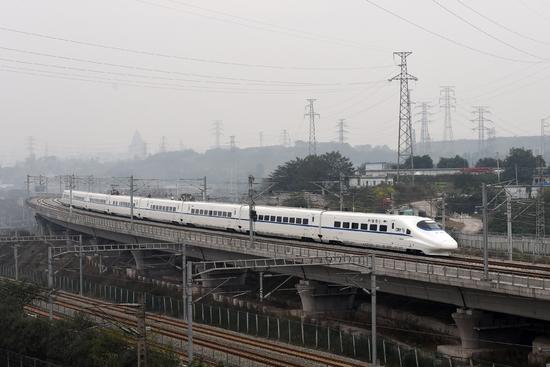 11月28日,渝万城际高铁C6416次列车在朝着万州方向行驶。 11月28日,渝万城际高铁C6416次列车在朝着万州方向行驶。