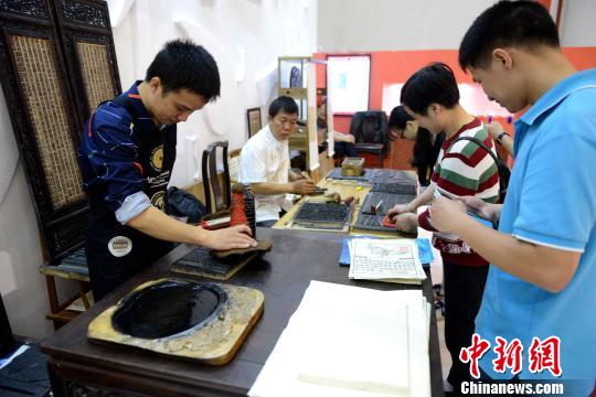 活字雕版印刷吸引众多观众尝试 陈悦 摄 活字雕版印刷吸引众多观众尝试 陈悦 摄