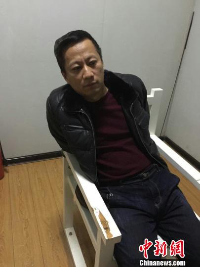 黑龙江银行金库抢劫杀人案告破 2名嫌犯被抓获 钟欣 摄 黑龙江银行金库抢劫杀人案告破 2名嫌犯被抓获 钟欣 摄