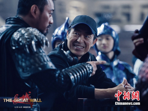 张艺谋现场讲戏 图片来源:片方供图 点击进入下一页