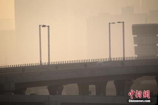 12月16日,雾霾笼罩下的河南郑州城区。中央气象台12月16日6时发布霾黄色预警,预计,12月16日08时至17日08时,北京南部、河北中南部、山东西部、河南大部、山西南部、陕西关中、安徽北部、江苏南部等地有中度霾,其中,北京南部、河北西部沿山、山西南部、河南中部等地的部分地区有重度霾,最低能见度为1~2公里。 中新社记者 王中举 摄 12月16日,雾霾笼罩下的河南郑州城区。中央气象台12月16日6时发布霾黄色预警,预计,12月16日08时至17日08时,北京南部、河北中南部、山东西部、河南大部、山西南部、陕西关中、安徽北部、江苏南部等地有中度霾,其中,北京南部、河北西部沿山、山西南部、河南中部等地的部分地区有重度霾,最低能见度为1~2公里。 中新社记者 王中举 摄