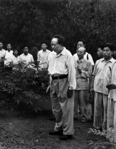 1959年6月26日毛泽东在父母墓前