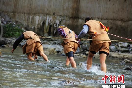 图为纤夫们奋力往前拉。 蒋青琳 摄