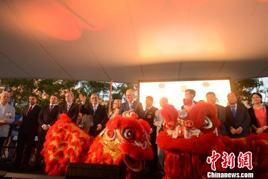 嘉宾共同开启舞狮点睛开幕仪式。　钟欣 摄