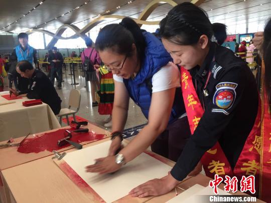 机场女安检的“年三十”:数千次下蹲成就旅客平安回家路