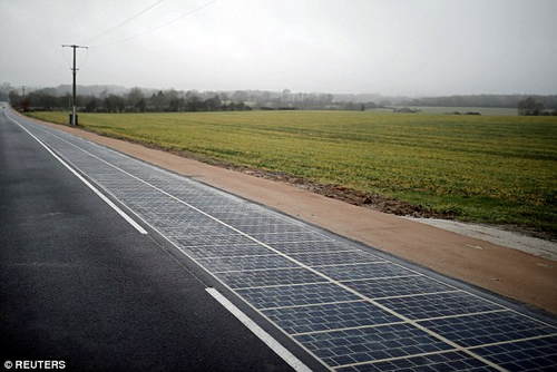 法国建成世界上首条太阳能公路 晚上还能照明