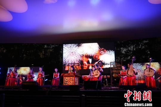 灯会开幕式演出《彩蝶女乐》。　钟欣 摄