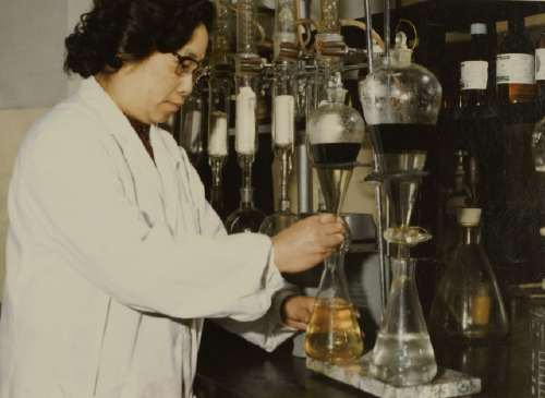 格式工厂1985年2月，屠老师在进行实验.jpg@w_500,q_65
