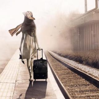 父母子女一场,就是目送ta的背影渐行渐远.