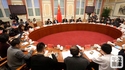 1月7日,北京市代市长蔡奇就雾霾问题与市民、媒体代表座谈。图为座谈会现场。图片来自:千龙网 点击进入下一页