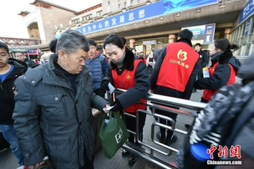 无处不在的自助取票机、快速进站、升级后的036母婴候车室等,这些新举措也为带孩子和老人同行的旅客出行提供了很大便利。<a target='_blank' href='http://www.chinanews.com/' >中新网</a>记者 金硕 摄 无处不在的自助取票机、快速进站、升级后的036母婴候车室等,这些新举措也为带孩子和老人同行的旅客出行提供了很大便利。<a target='_blank' href='http://www.chinanews.com/' >中新网</a>记者 金硕 摄