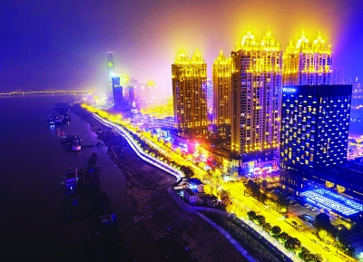 武昌沿江高楼组成的璀璨夜景         记者胡九思 航拍