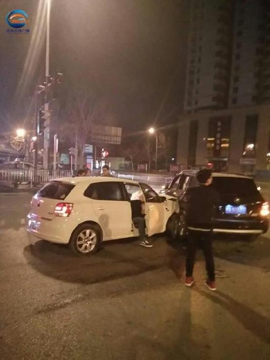 凌晨,郑州一女子开polo逆行撞击奔驰,浑身酒味!
