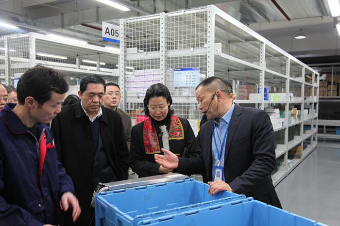 邱丽新厅长在九州通医药集团董事局主席刘宝林陪同下听取商品配送识别系统介绍 邱丽新厅长在九州通医药集团董事局主席刘宝林陪同下听取商品配送识别系统介绍