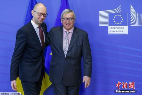 当地时间2015年12月7日,比利时布鲁塞尔,乌克兰总理亚采纽克造访欧盟委员会总部,欧盟委员会主席容克迎接,两人相拥贴面。 当地时间2015年12月7日,比利时布鲁塞尔,乌克兰总理亚采纽克造访欧盟委员会总部,欧盟委员会主席容克迎接,两人相拥贴面。