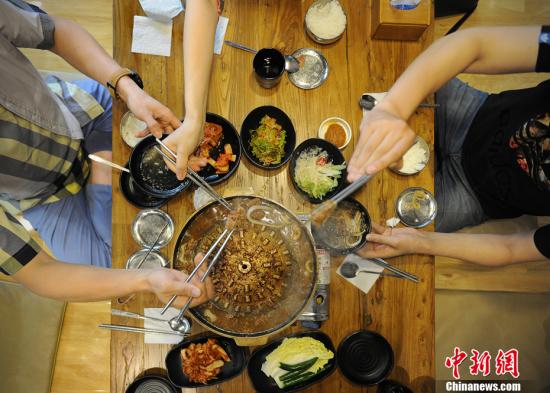 资料图：几个年轻人在一家韩餐厅内聚餐。<a target='_blank' href='http://www.chinanews.com/' >中新网</a>记者 李霈韵 摄