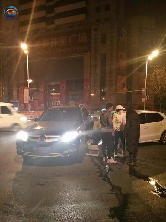 凌晨，郑州一女子开polo逆行撞击奔驰，浑身酒味！