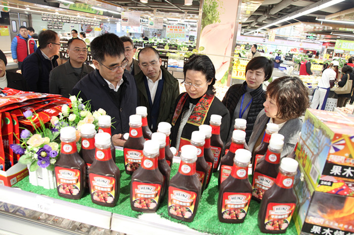 邱丽新厅长在中百集团张锦松董事长陪同下实地调研中百仓储古田店 邱丽新厅长在中百集团张锦松董事长陪同下实地调研中百仓储古田店