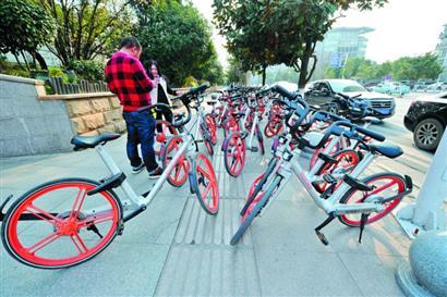 共享单车占人行道堵消防通道 治乱停放路在何方