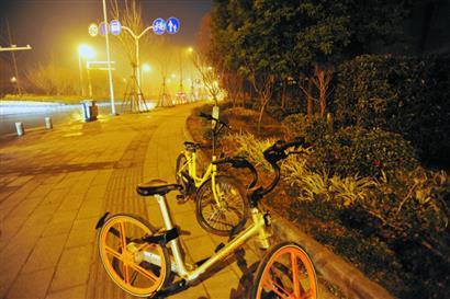 共享单车占人行道堵消防通道 治乱停放路在何方