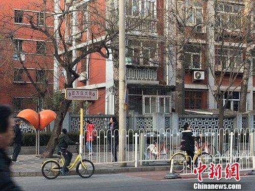 在北京街头,孩子使用共享单车,无监护人跟随。汤琪 摄 在北京街头,孩子使用共享单车,无监护人跟随。汤琪 摄