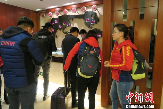 中国队办理入住。组委会供图 组委会 摄 中国队办理入住。组委会供图 组委会 摄