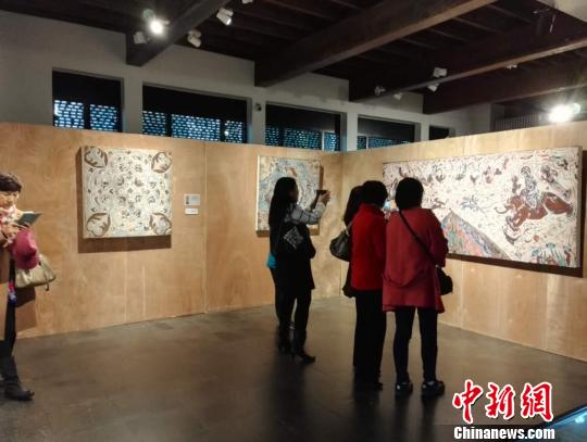 “敦煌壁画艺术精品高校公益巡展”现场。 “敦煌壁画艺术精品高校公益巡展”现场。