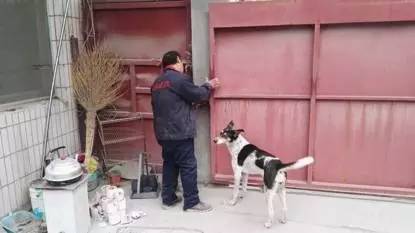 问题企业一人员强行锁门,扣留督查人员。图片来自环保部官方微信公众号 问题企业一人员强行锁门,扣留督查人员。图片来自环保部官方微信公众号