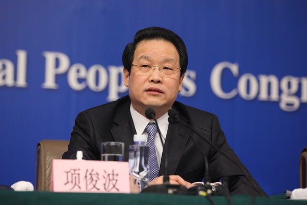 <p>　　有人说，这是《人民的名义》现实版，项俊波是侯亮平变成了高育良。</p><p>　　反腐大戏《人民的名义》正在热播，中纪委“适时”抛出了一个重磅“打虎”消息：保监会主席项俊波涉嫌严重违纪，正接受组织审查。</p><p>　　当然，这两件事之间并没有直接关系，不过是艺术话题碰上了现实案例，人们难免联想对比。所以，有人说，这是《人民的名义》现实版，项俊波是侯亮平变成了高育良。</p><p>　　事实上，现实比剧本更有冲击力，被查的项俊波虽然不是职务最高的老虎，但也是正部级，而且是现任，比电视剧中直接出场的大BOSS高育良，还要高半级。</p>