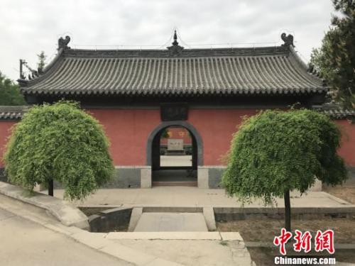 图为毗卢寺大门 张帆 摄 点击进入下一页