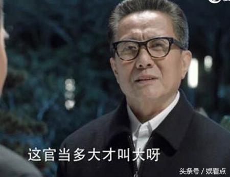 <p>　　项俊波放下枪参加高考，就考入了人民大学财经系，拥有名校硕士、博士学位，在审计系统一路升迁，又成为国有银行高管，进而成为险情密布的保险业的最高监管者，仕途可谓顺风顺水、功成名就。但他的黯然落马，说明他没有成为出淤泥而不染的侯亮平，而是走向了他的反面。</p><p>　　风光时候，他可能忘记了当初热爱文学、追求正义的初心；被查以后，估计他会悔恨，如果当初按照自己的兴趣选择文学，而不是听从父亲的安排，选择了“更有前途”的财经专业，可能中国多了一个不错的作家，少了一个被查的官员。</p><p>　　当然，人生不能假设，项俊波走上错误的道路，其实跟他当初的专业选择也没有关系，而是在遵纪守法这些大问题上选错了方向。</p><p>　　现在，还不确定项俊波是在什么时候、哪些问题上翻了船。但从媒体报道的蛛丝马迹可以看出，至少在他担任农业银行主要负责人时，已经和个别问题商人过从甚密、私下勾连，进入了他们的朋友圈。</p><p>　　从今年年初，关于项俊波落马的传闻已经广为流传，然后他又高调亮相，大谈治理保险业乱象、守住不发生系统性风险的底线。现在他被宣布接受审查，说明他自己没有守住底线，也说明反腐没有休止符。</p><p>　　这种结果，可能更符合人们对反腐现实的观感。权力太大不受制约，就会发生腐败，这也是反腐规律决定的。我们不能假设“侯亮平”必然会变成高育良，但项俊波的故事却再一次说明，构建“不敢腐、不能腐、不想腐”立体的廉政制度有多么现实而急迫。</p><p>　　□铁永功（媒体人）</p>