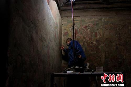 壁画修复师们正在工作 韩冰 摄 点击进入下一页