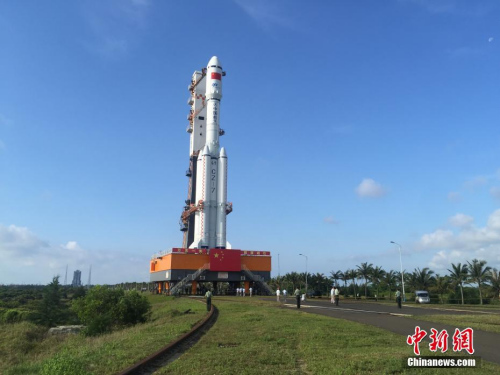 4月17日7时30分,承载着长征七号遥二运载火箭与天舟一号货运飞船组合体的活动发射平台驶出总装测试厂房,平稳行驶约2.5小时后,垂直转运至发射区。垂直转运的顺利完成,标志着“天舟一号”飞行任务正式进入发射阶段。闫宁 摄 点击进入下一页