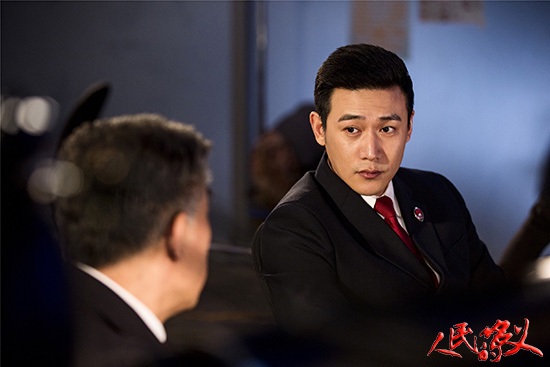 <p>　　不过，电视剧中的艺术形象，原本就是从现实浓缩加工而来。落马官员的经历和心路历程，也可以从作品中找到对应之处。</p><p>　　比如，很多人从项俊波一路上升的经历，看到了侯亮平的影子：名牌大学出身，学的专业技术，毕业后进入法定监督机关（审计系统），都是年轻有为，意气风发，也办过一些名震一时的案子。</p><p>　　除了没有侯亮平（陆毅）长得帅，项俊波还有很多更传奇的履历：当过兵，上过前线，酷爱文学，而且水平不低，出过书，写过影视剧本，甚至以制片和编剧的身份，拍了一部跟《人民的名义》类型差不多的电视剧——《人民不会忘记》。</p><p>　　这么看来，早期的项俊波，确实有点现实版“侯亮平”的意思。这一方面说明他也曾学有专长、积极有为，他的一路上升也不是没有缘由的；但一旦底线失守，没经受住诱惑和围猎，也有变成“高育良”的可能。</p>