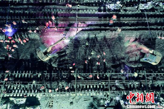 高空俯瞰下的武九客专全线铺轨贯通现场。 鲍赣生 摄 高空俯瞰下的武九客专全线铺轨贯通现场。 鲍赣生 摄