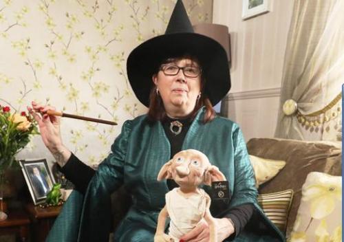 人们穿长袍拿魔杖 点击进入下一页