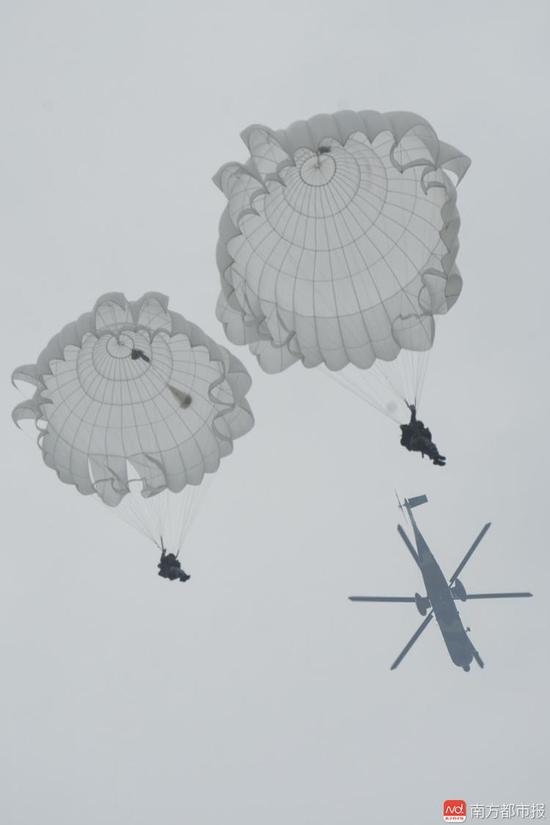 imagefile 赛前,中国参赛队员进行跳伞训练,积极备战。南都记者 陈伟斌 通讯员 刘远辉 摄.jpg