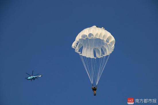 imagefile 参赛队员跳出机舱。南都记者 陈伟斌 通讯员 郭明明 摄.jpg