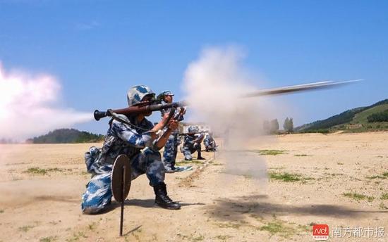 imagefile 赛前,中国参赛队员打击移动目标。南都记者 陈伟斌 通讯员 孙泽宾 摄.jpg