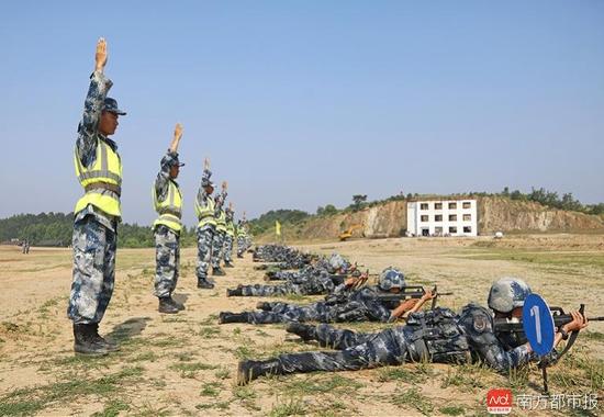 imagefile 中国参赛队员进攻射击训练。南都记者 陈伟斌 通讯员 刘汉帝 摄.jpg