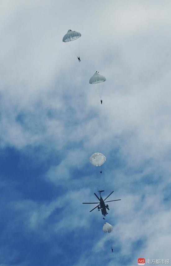 imagefile 赛前,中国参赛队员进行跳伞训练,积极备战。南都记者 陈伟斌 通讯员 刘远辉 摄2.jpg