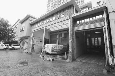 友谊路固体废弃物转运站紧邻京汉大道，大门外干净整洁且无异味。（记者 刘斌 摄）